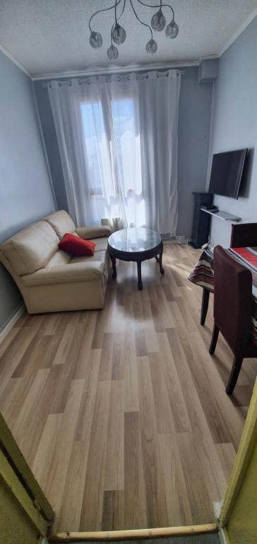 un soggiorno con divano e tavolo di Apartment 15 minutes from Paris a Villeneuve-Saint-Georges