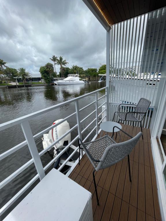 Balkón nebo terasa v ubytování Unique Houseboat Modern and New