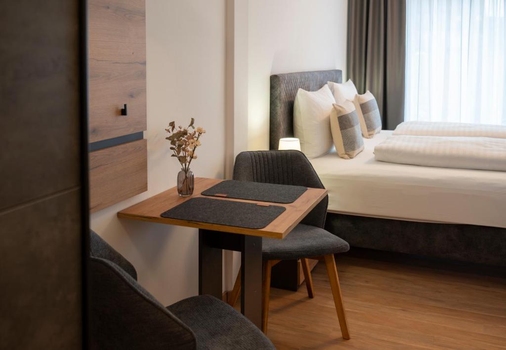 een hotelkamer met een bureau en een bed bij das windsHEIM Appartements by Vital Hotel in Bad Windsheim