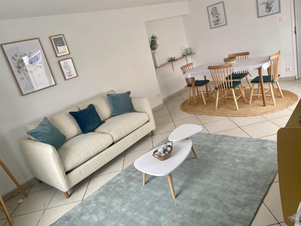 un salon avec un canapé et une table dans l'établissement Chez Colette, à Void