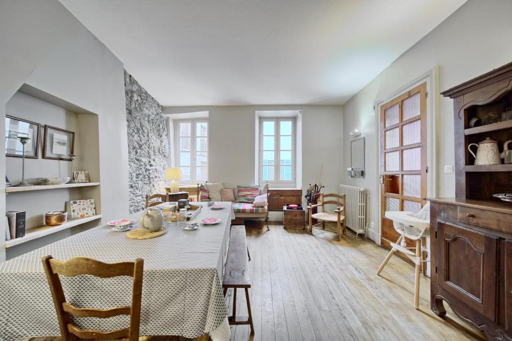 Apartament obejmuje salon ze stołem jadalnym oraz salon z: w obiekcie Maison Familiale w mieście Luchon