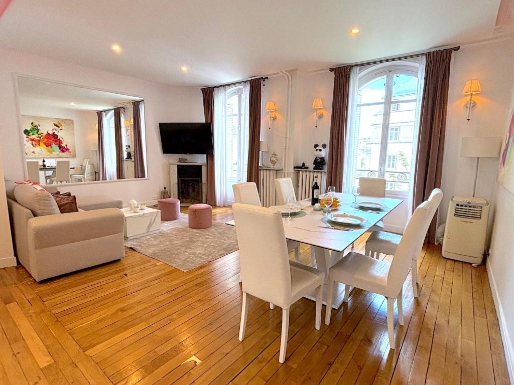 un salon avec une table et des chaises de salle à manger dans l'établissement L'appartement Passy, à Paris
