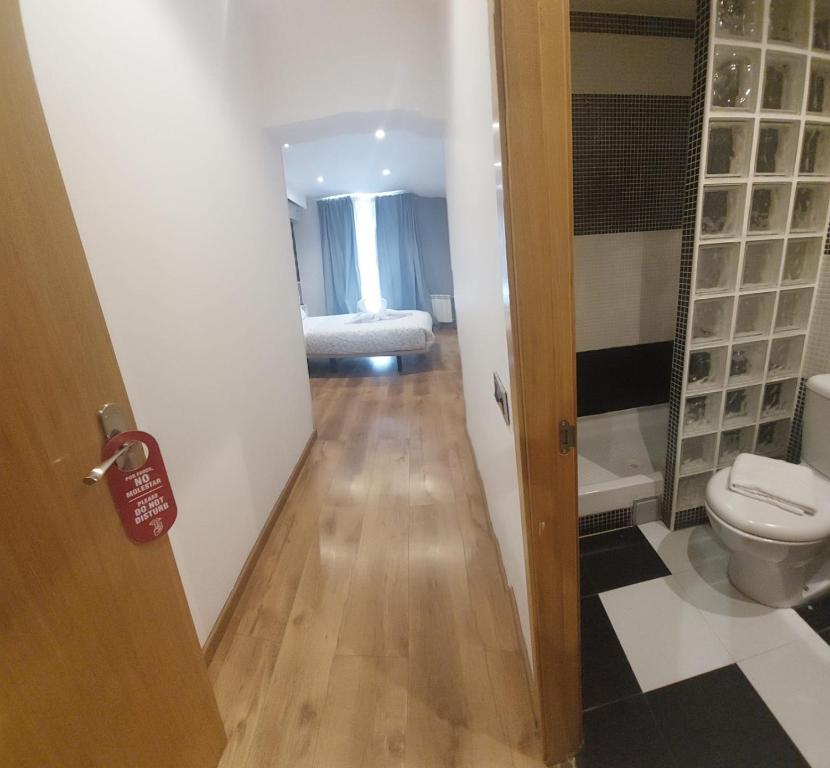 Un baño de Hostal New Life Madrid