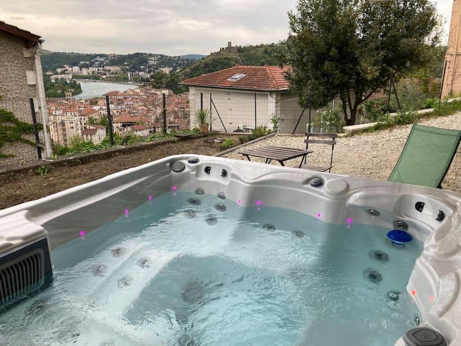 Φωτογραφία από το άλμπουμ του Jacuzzi avec vue exceptionnelle σε Vienne