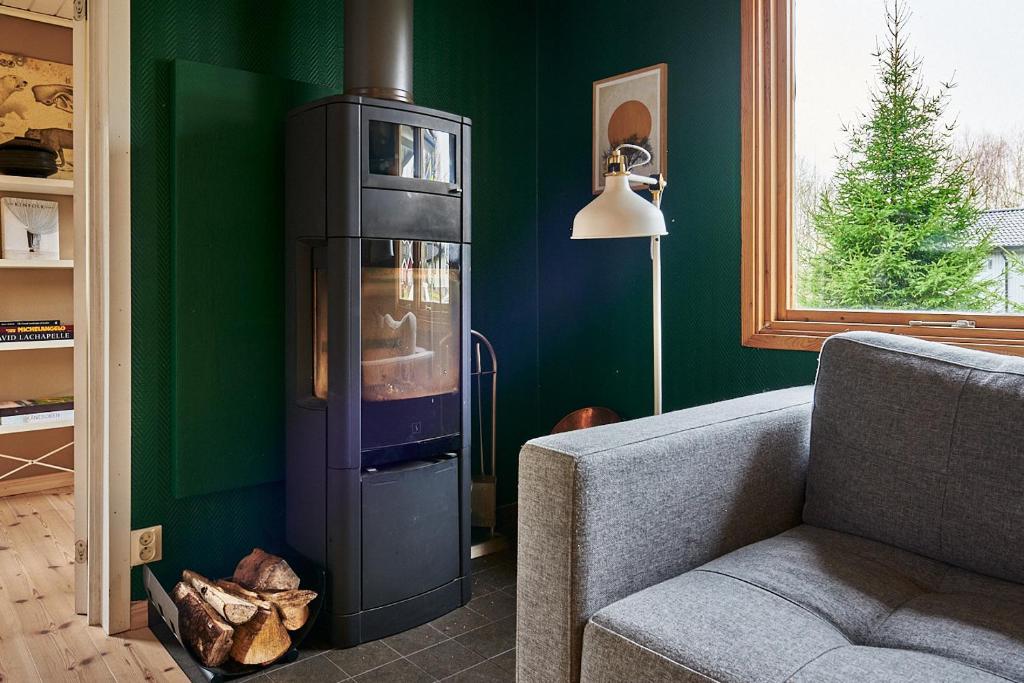 Posezení v ubytování Cosy cabin w fireplace 3 mins from Söderåsen Park