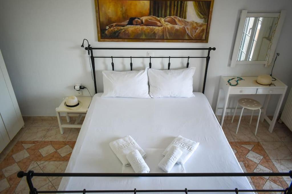 PotamósにあるThalassi Apartment Alykes Potamos Corfuのベッドルーム1室(大きな白いベッド1台、枕2つ付)