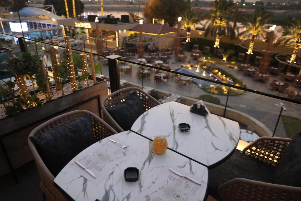 Babylon Rotana Hotelにあるレストランまたは飲食店