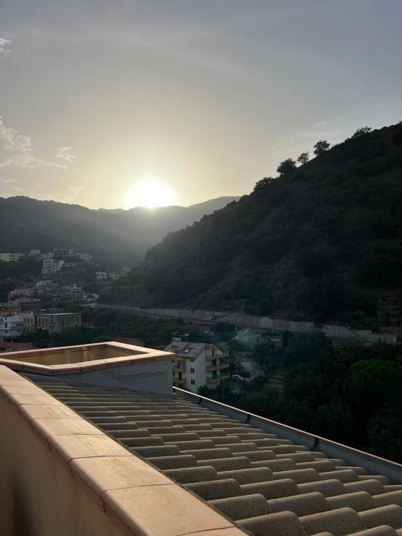 una vista de la puesta de sol desde el techo de un edificio en Sicilia Bedda Apartment en Messina