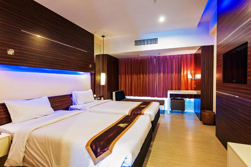 Postel nebo postele na pokoji v ubytování Khon Kaen Hotel