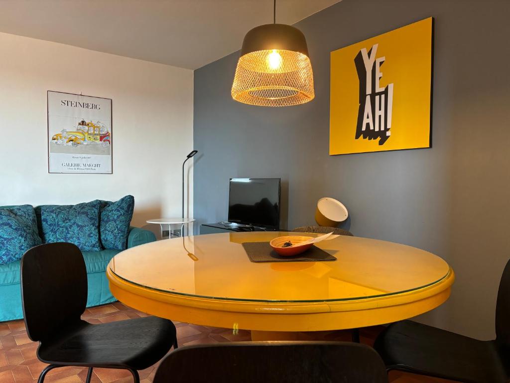 uma sala de estar com uma mesa e um sofá em Appartamento Tosca em Verona