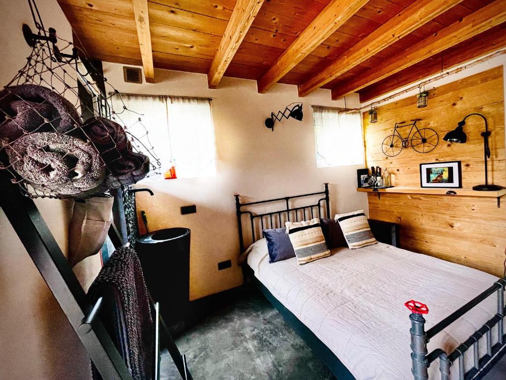 1 dormitorio con 1 cama en una habitación con techos de madera en Cottage House Weyer - Mare&Filly Room, en Weyer