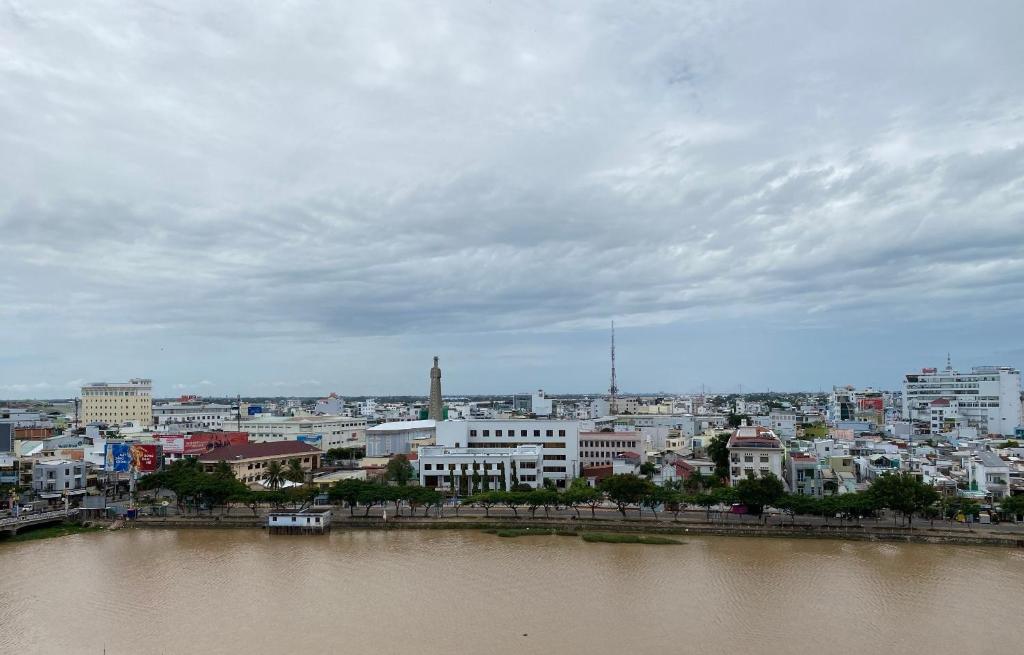 uitzicht op een stad met een rivier en gebouwen bij High-class apartment with beautiful river view in Long Xuyên