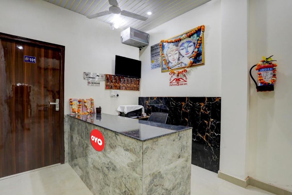 un ufficio con un bancone e un cartello sul muro di OYO Flagship 81052 Blue Heart Guest House a Ghaziabad