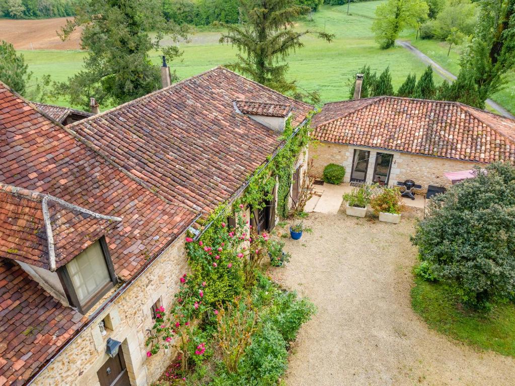 an overhead view of a house with a yard at Gîtes et chambres croix du sud in Saint-Amand-de-Vergt