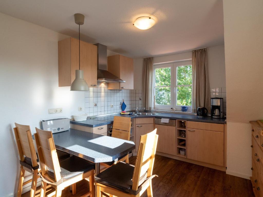 eine Küche mit einem Tisch und Stühlen in der Unterkunft Trautes Haus in Spiekeroog