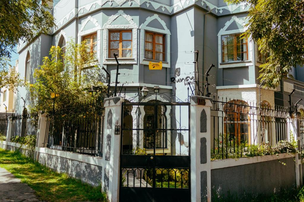 ein Haus mit einem Tor davor in der Unterkunft Runcu Arequipa in Arequipa