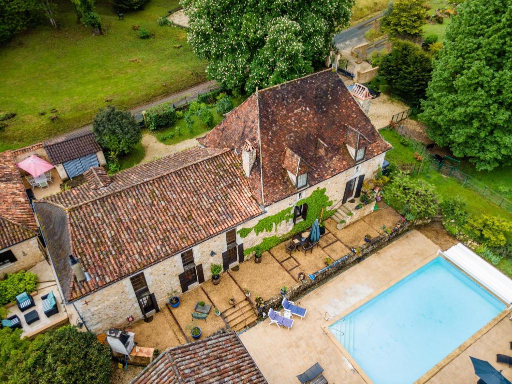 an overhead view of a house with a swimming pool at Gîtes et chambres croix du sud in Saint-Amand-de-Vergt