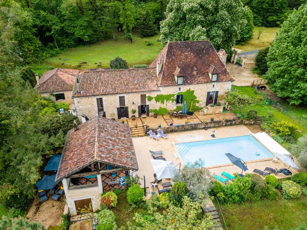 an aerial view of a house with a swimming pool at Gîtes et chambres croix du sud in Saint-Amand-de-Vergt