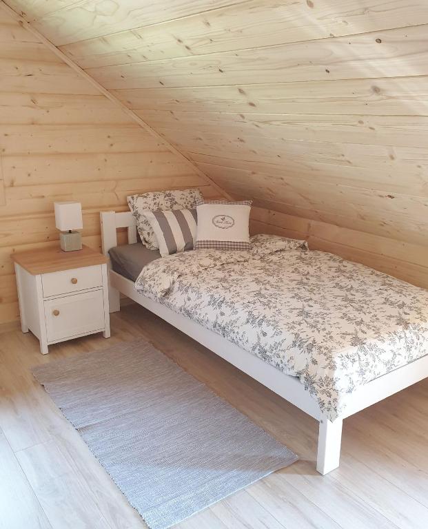 Postel nebo postele na pokoji v ubytování Kalinowy dom