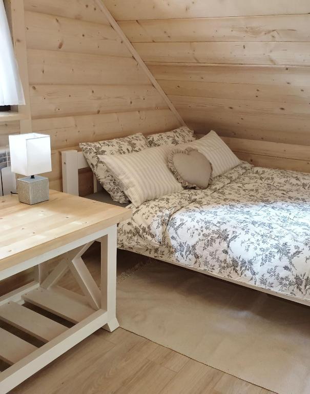 Postel nebo postele na pokoji v ubytování Kalinowy dom