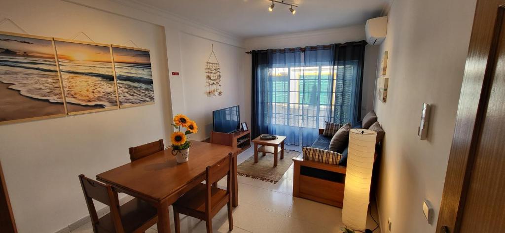 a living room with a table and a dining room at Apartamento Sunrise in Altura