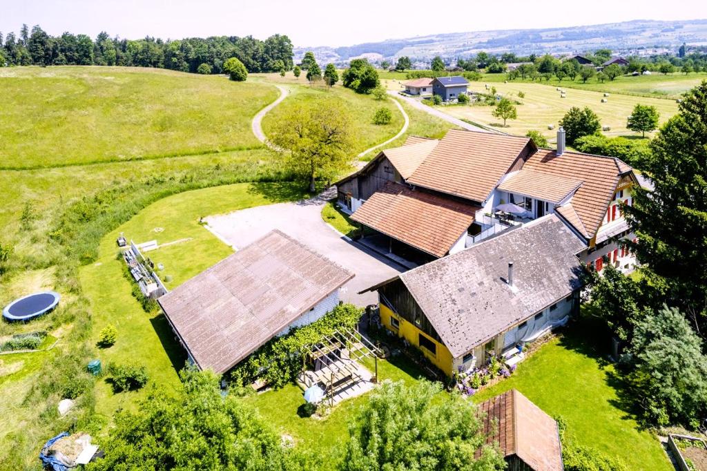una vista aerea di una casa con cortile di Nisihof, Seeblick Family or Singel a Oberkirch