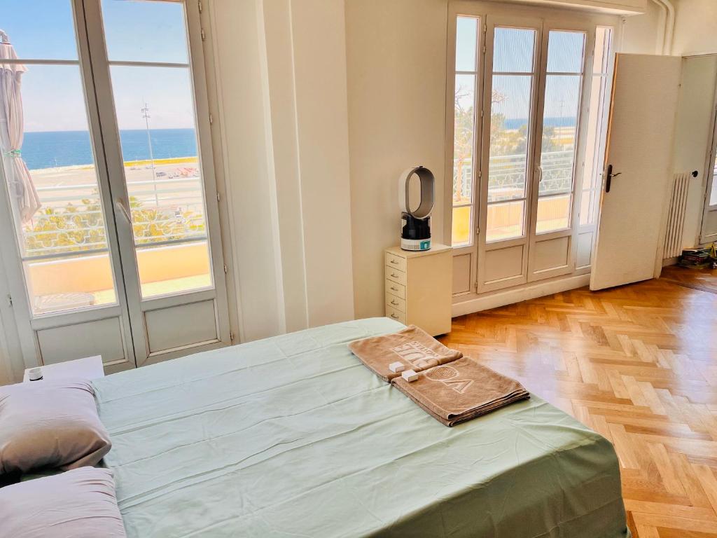 um quarto com uma cama e vista para o oceano em 2 bedroom flat with sea view and huge terrace em Nice