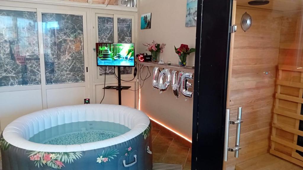 una vasca idromassaggio in una camera con TV di il Grottino di Giannas a Pozzuoli