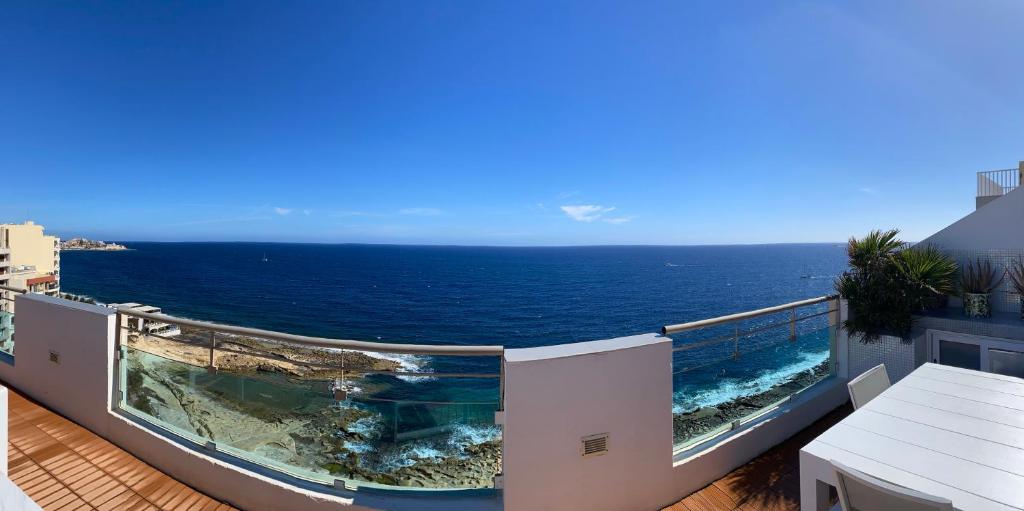 斯利馬的住宿－Magnificent Seafront 2-bedroom Sliema penthouse，阳台享有海景。