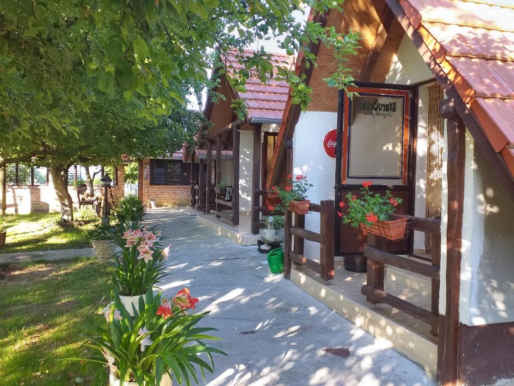 un edificio con flores a un lado. en One bedroom bungalow with enclosed garden and wifi at Brinjani en Brinjani