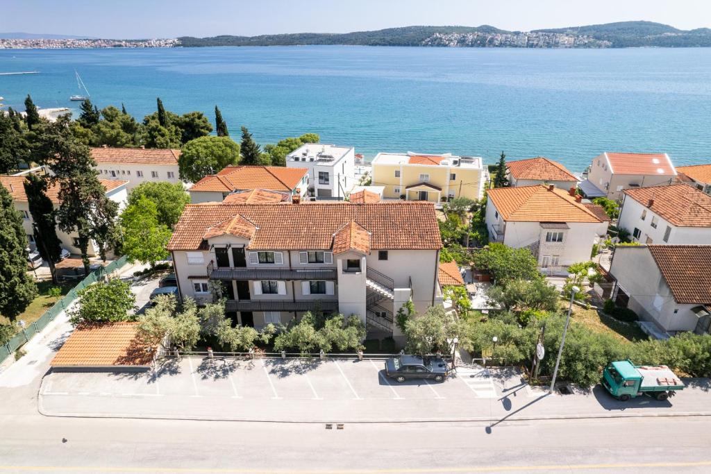 una vista aérea de una villa con el océano en Apartments Villa Ivanka, en Trogir