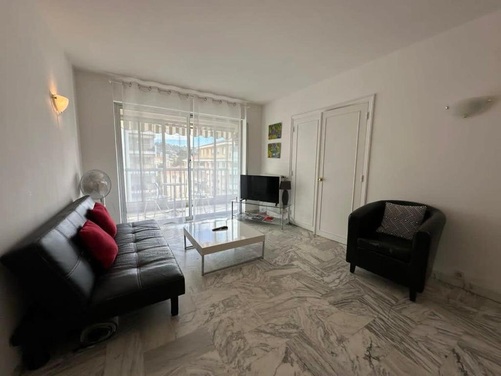 un salon avec un canapé et une chaise dans l'établissement C062 Appart fonctionne Proche du centre Cannes, à Cannes