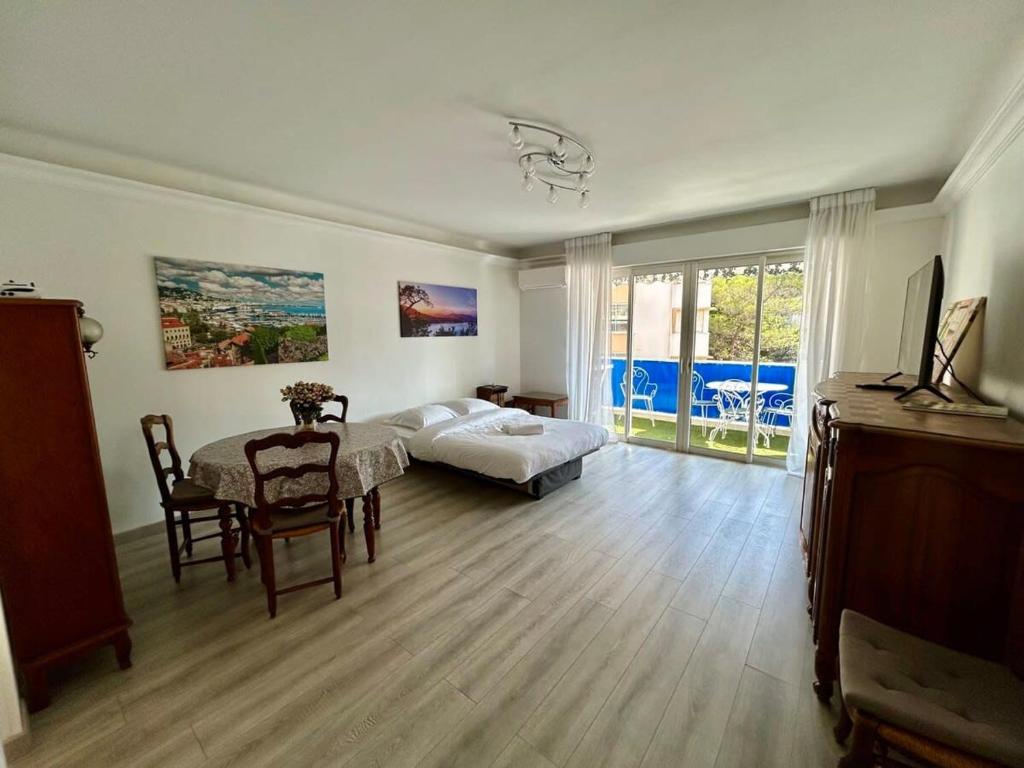 un salon avec un lit et une table dans l'établissement C029-Appartement spacieux a deux pas de la Croisette, à Cannes