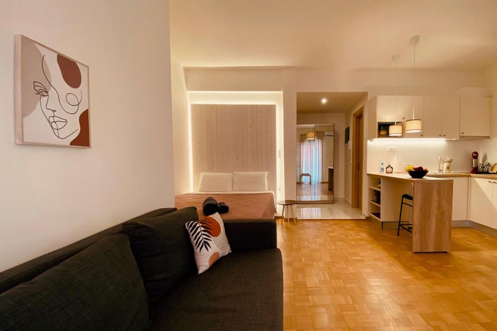 uma sala de estar com um sofá e uma cozinha em Downtown Opalio Apartments em Kavala
