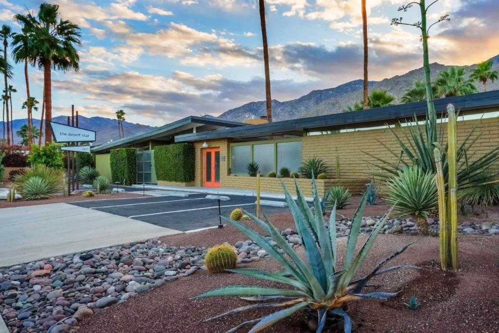 een huis met een cactus ervoor bij Historic Desert Star in Palm Springs