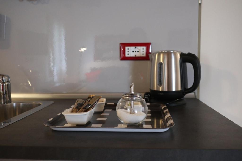 un vassoio con una macchinetta del caffè su un bancone della cucina di Holiday Home Giaron a Rosolina