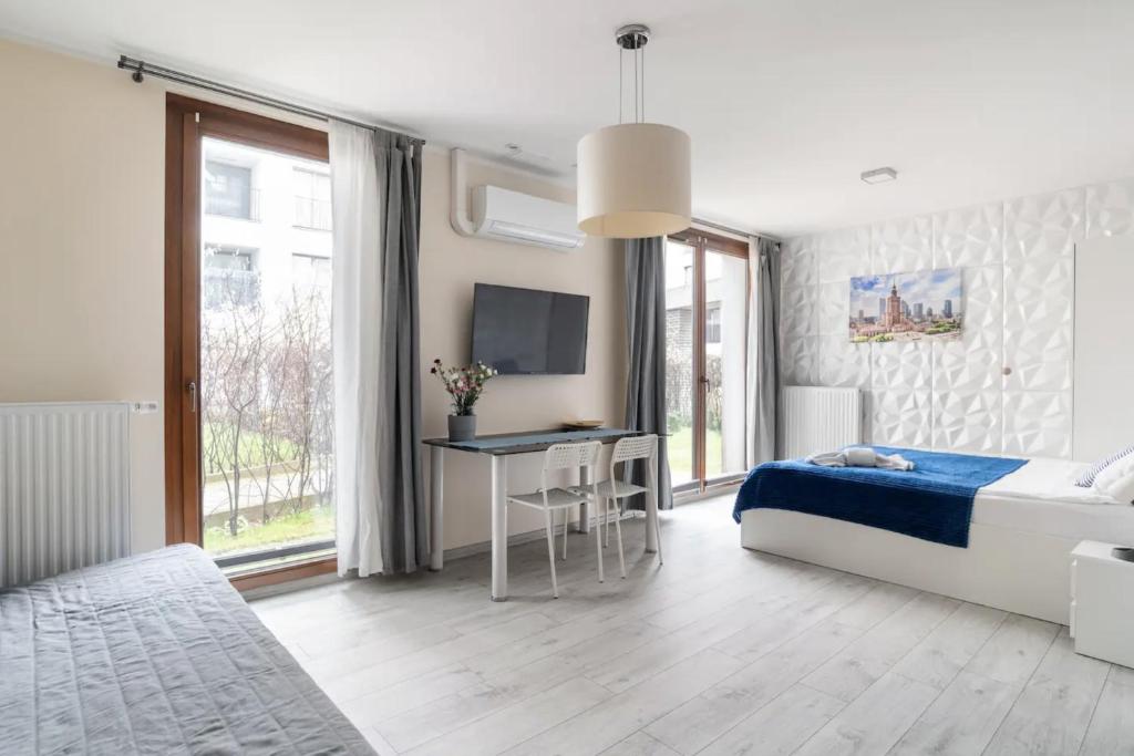 Televízia a/alebo spoločenská miestnosť v ubytovaní MOKO Apartment II