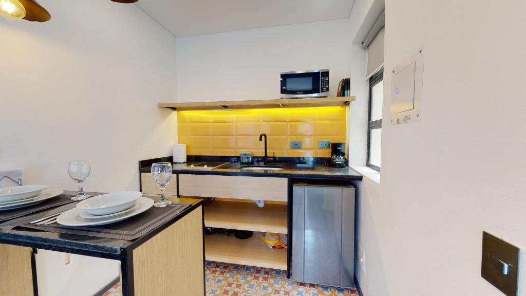 eine kleine Küche mit einer Spüle und einer Theke in der Unterkunft gAº Luxury apartment on Park way in Bogotá