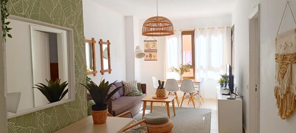 sala de estar con sofá y mesa en Beach apartment +3Bed +2Bath +Wifi, en Las Palmas de Gran Canaria