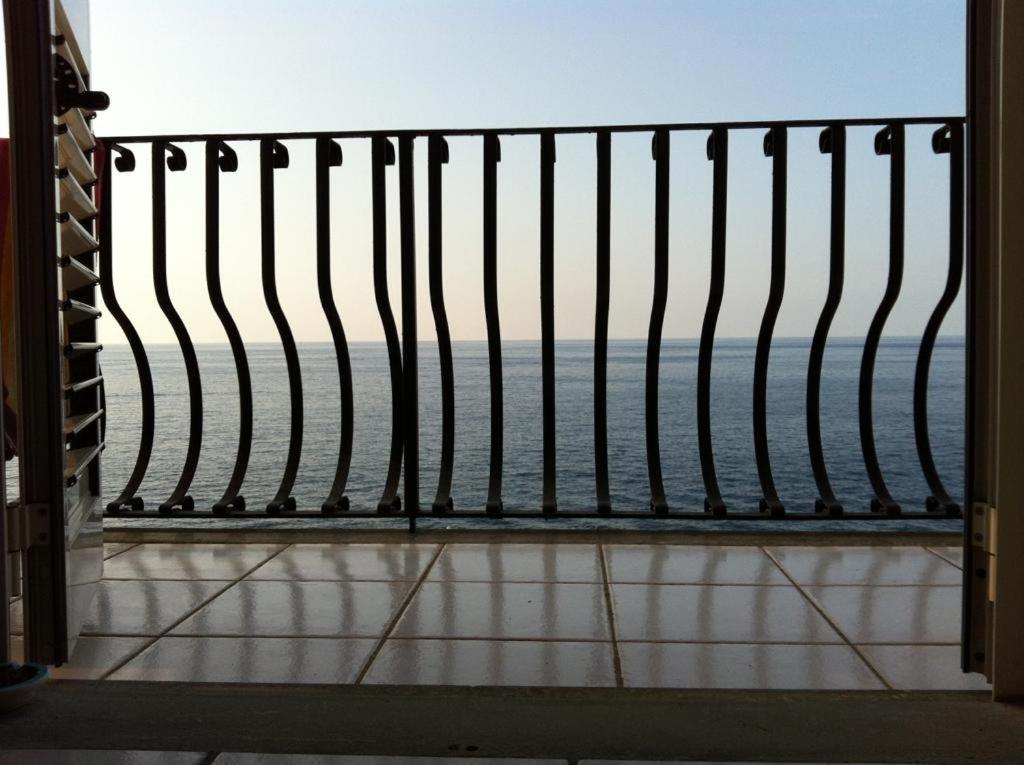 einen Balkon mit Meerblick in der Unterkunft Appartamento con vista incantevole sul mare in Chiesa Vetusa