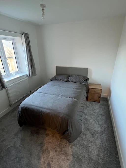 Schlafzimmer mit einem Bett und einem Fenster in der Unterkunft House in Dorset in Iford