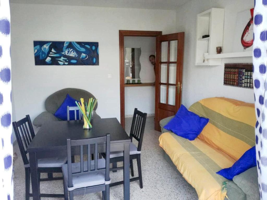 uma sala de jantar com uma mesa e uma cama em 3 bedrooms apartement with city view and balcony at Granada em Granada