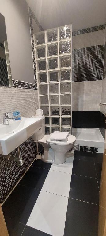 Un baño de Hostal New Life Madrid