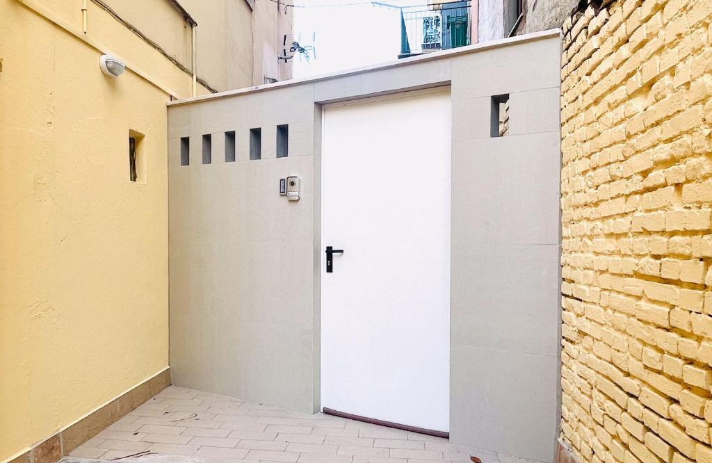 un paio di porte bianche per il garage in un edificio di Casa Vacanze San Giovanni a Potenza
