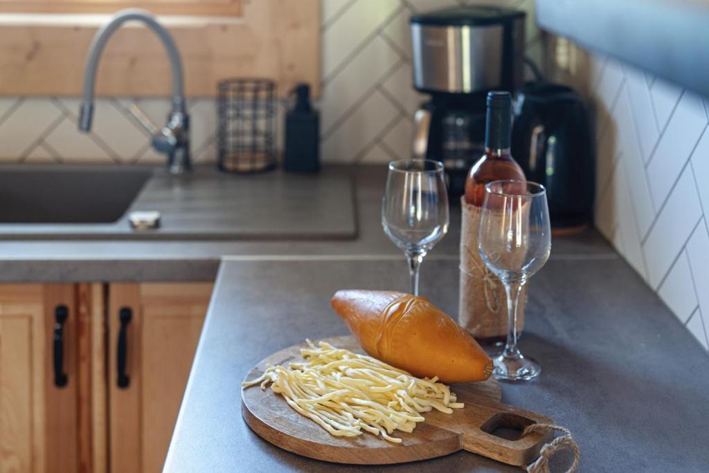 Kuchyňa alebo kuchynka v ubytovaní Domek Góralski Premium - Highlander Chalet Kościelisko-Zakopane