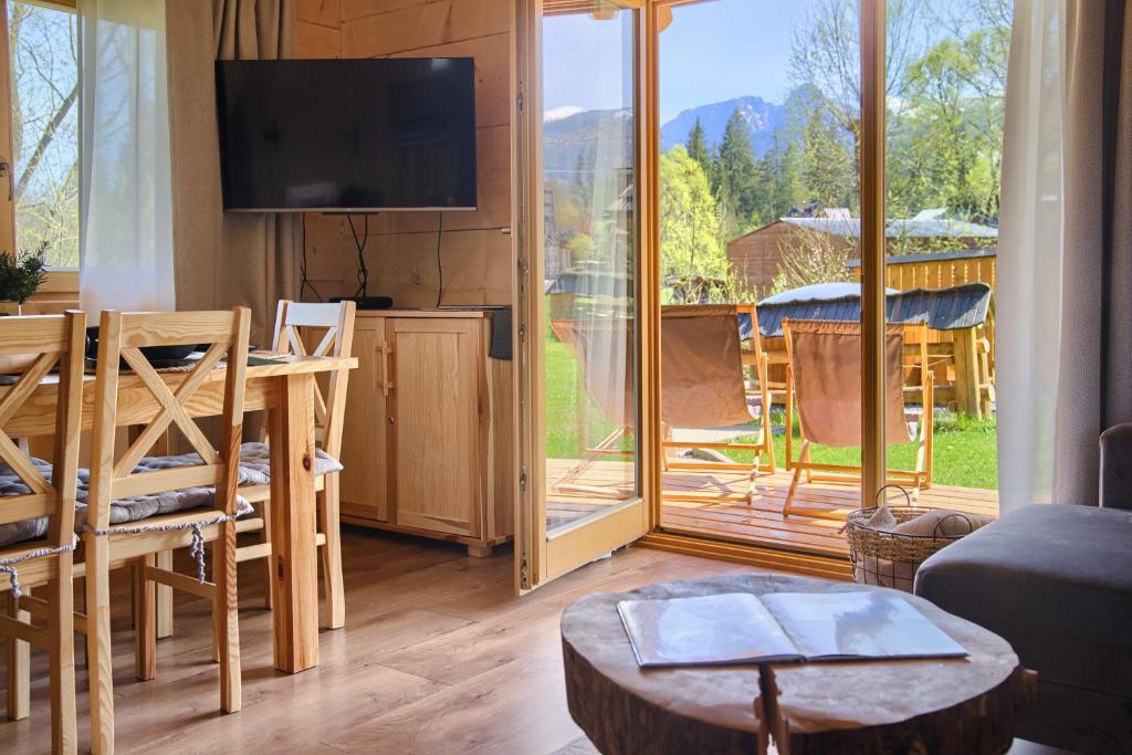 Televízia a/alebo spoločenská miestnosť v ubytovaní Domek Góralski Premium - Highlander Chalet Kościelisko-Zakopane