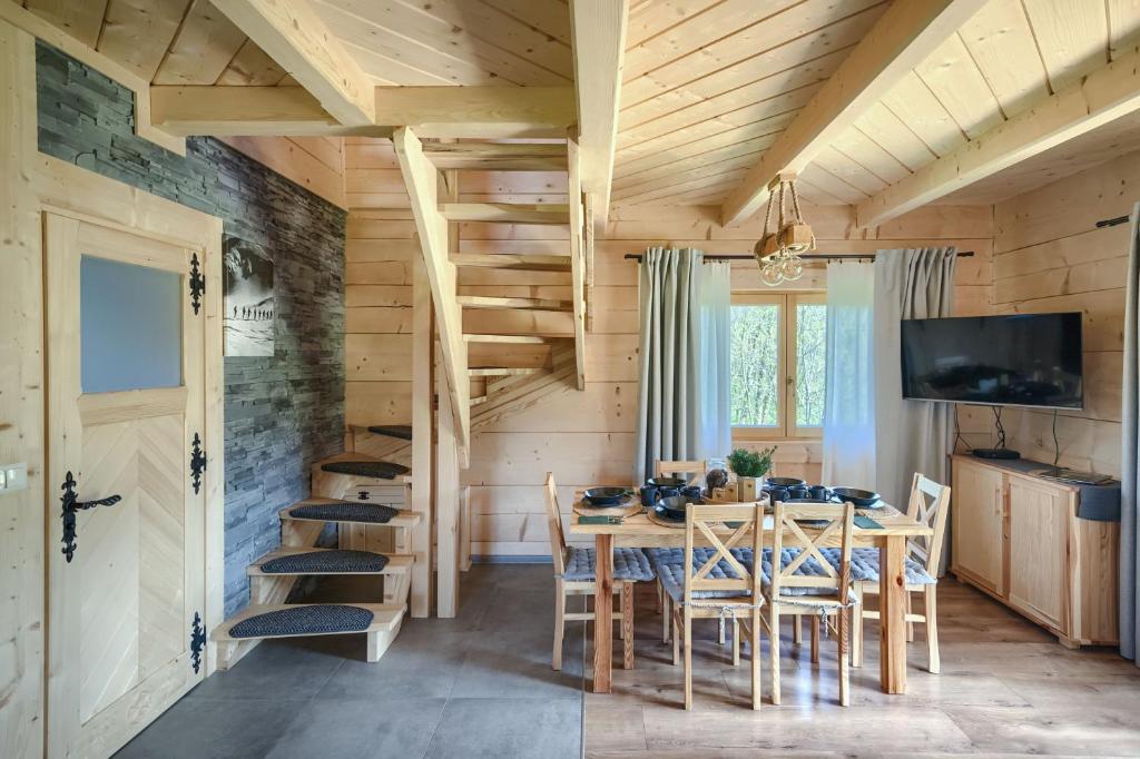 Televízia a/alebo spoločenská miestnosť v ubytovaní Domek Góralski Premium - Highlander Chalet Kościelisko-Zakopane