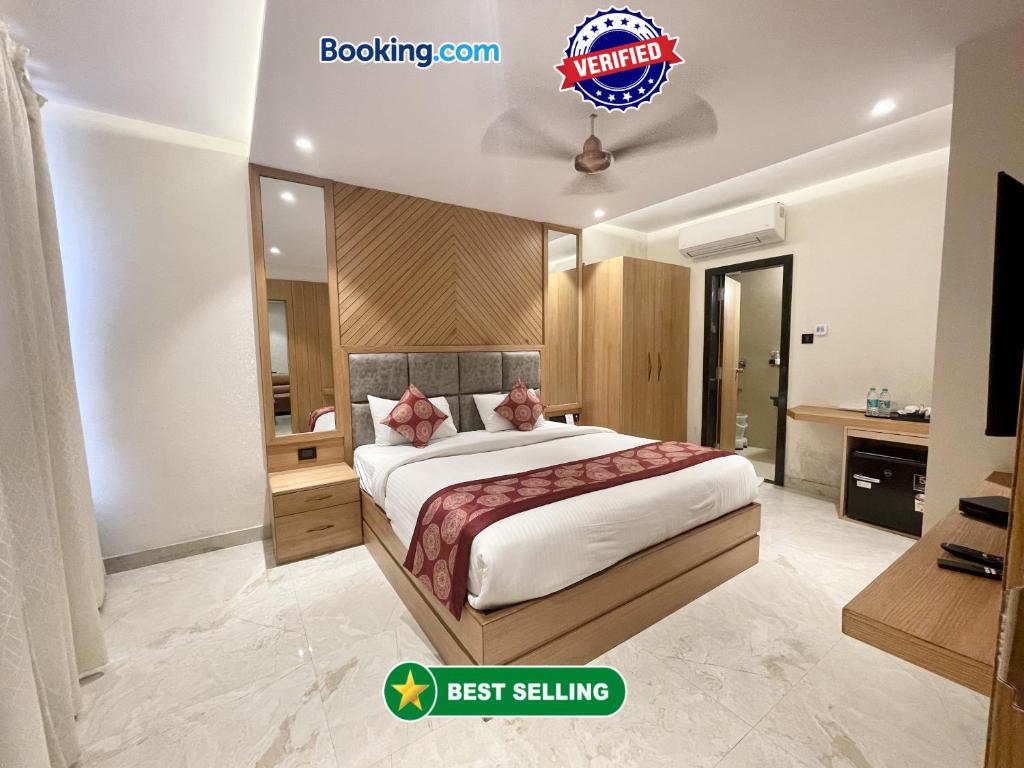 um quarto com uma cama grande num quarto em HOTEL SARC ! VARANASI - Forɘigner's Choice ! fully Air-Conditioned hotel with Lift & Parking availability, near Kashi Vishwanath Temple, and Ganga ghat 2 em Varanasi