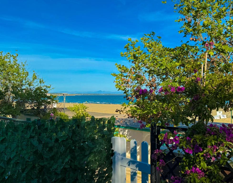 una recinzione bianca con vista sulla spiaggia di Marco House - Seaview Apartment - Anzio ad Anzio