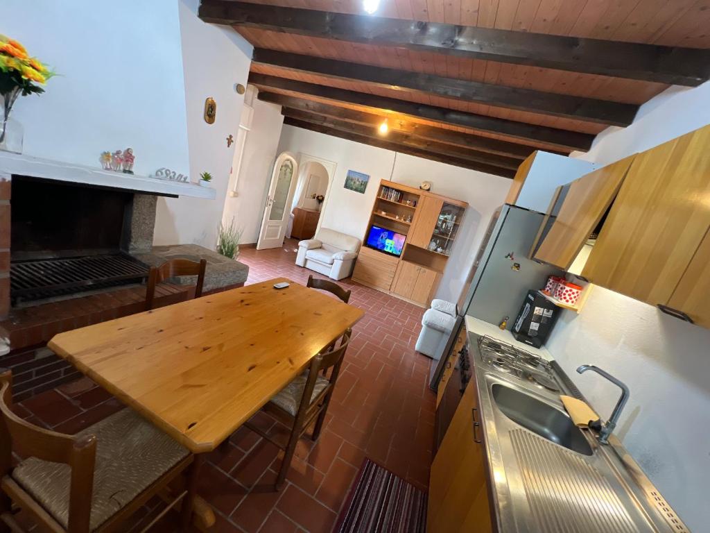 uma vista aérea de uma cozinha com uma mesa de madeira em Casa Vacanza appartamento Tortolì-Arbatax a 14 minuti dal mare em Tortolì